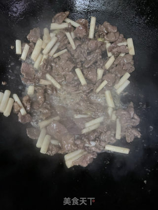 藕带炒牛肉的做法步调：7