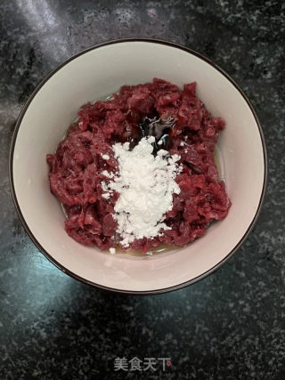 藕带炒牛肉的做法步调：1