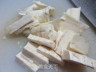 毛豆冬笋烧百叶结的做法步调：3