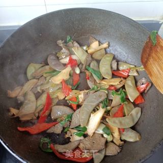 羊肝鲍鱼炒紫眉豆的做法步调：10