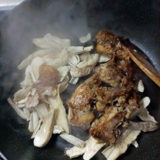 烧肉炒鸡腿菇的做法步调：4