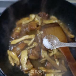 烧肉炒鸡腿菇的做法步调：6