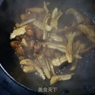 烧肉炒鸡腿菇的做法步调：5
