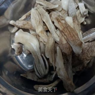 烧肉炒鸡腿菇的做法步调：2