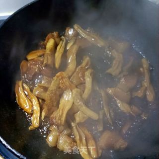 烧肉炒鸡腿菇的做法步调：7