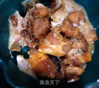 烧肉炒鸡腿菇的做法步调：3