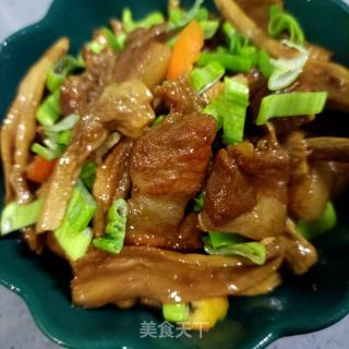 烧肉炒鸡腿菇的做法步调：10