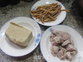 黄花菜仔排烧烤麸的做法步调：1