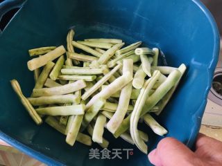 干煸四时豆的做法步调：1