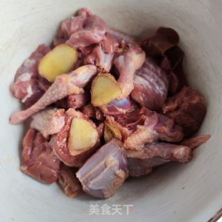 当回党参鸽子汤的做法步调：1