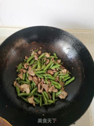 豆角焖里的做法步调：6