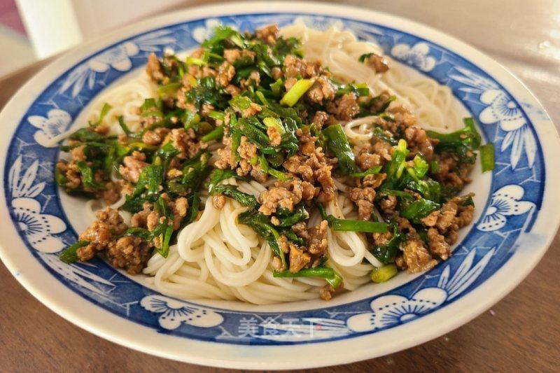 喷鼻葱肉沫捞里条的做法