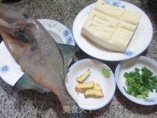 橡皮鱼炖豆腐的做法步调：1