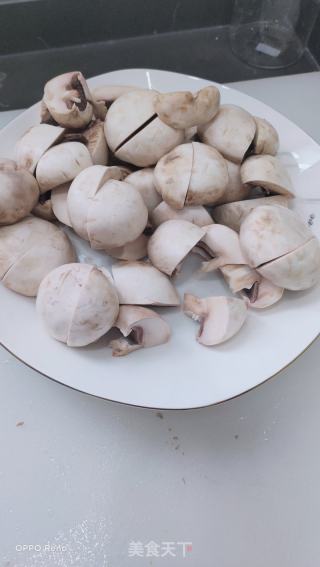 心蘑鸡汤的做法步调：7