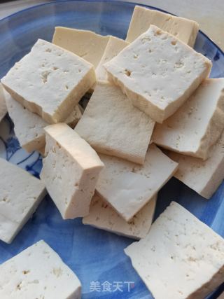 虾皮烧豆腐的做法步调：1