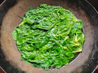蒜喷鼻菠菜的做法步调：2