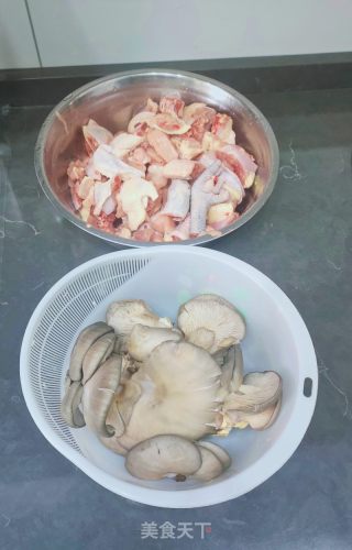 陈蘑菇炖鸡的做法步调：1