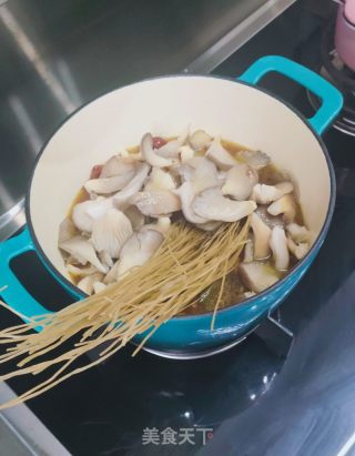 陈蘑菇炖鸡的做法步调：13