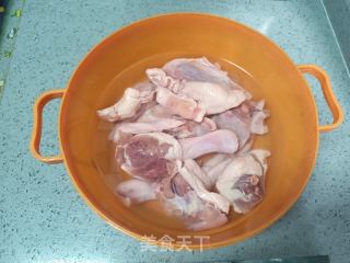 胡萝卜烧鸭肉的做法步调：1