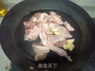 胡萝卜烧鸭肉的做法步调：2