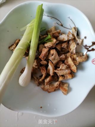 猪油渣炒橘子皮的做法步调：3