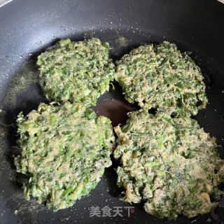 喷鼻芹叶齐麦鸡蛋饼的做法步调：6