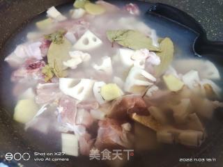 莲藕白烧鸭的做法步调：2