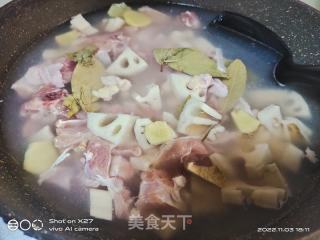 莲藕白烧鸭的做法步调：1