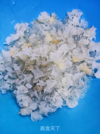 雪梨银耳汤的做法步调：2