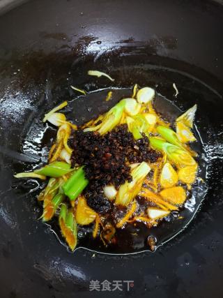 开胃又下饭的麻辣年糕青花鱼的做法步调：4