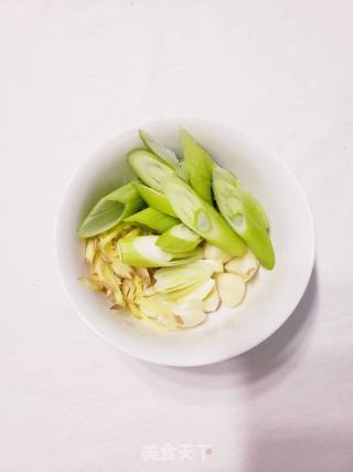 开胃又下饭的麻辣年糕青花鱼的做法步调：2