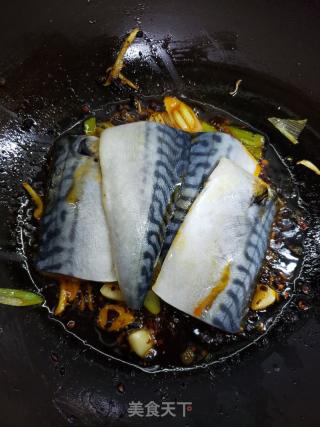 开胃又下饭的麻辣年糕青花鱼的做法步调：5