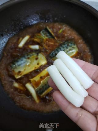 开胃又下饭的麻辣年糕青花鱼的做法步调：8