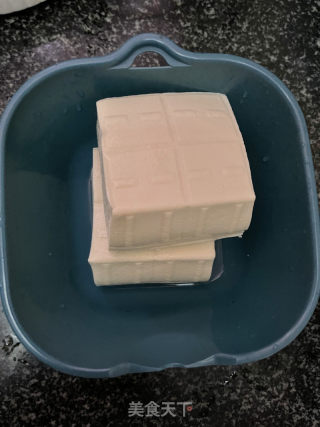 裙带菜豆腐蛏子汤的做法步调：3