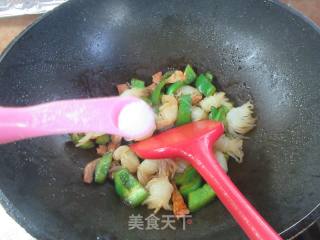 肉片柿子椒炒魔芋结的做法步调：9