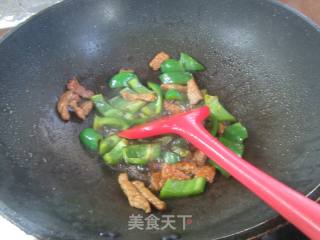 肉片柿子椒炒魔芋结的做法步调：8