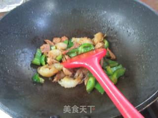 肉片柿子椒炒魔芋结的做法步调：11