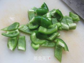 肉片柿子椒炒魔芋结的做法步调：2