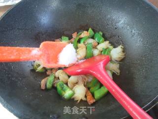 肉片柿子椒炒魔芋结的做法步调：10
