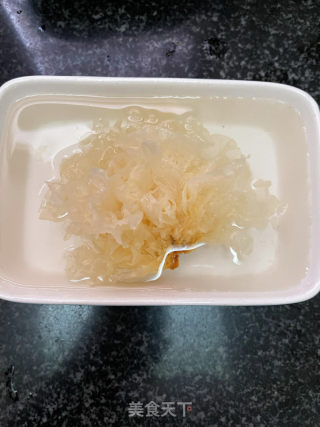 银耳百开绿豆的做法步调：1