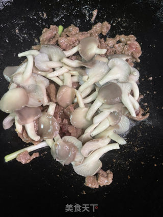 仄菇炒牛肉的做法步调：8