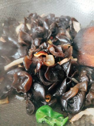 木耳炒肉的做法步调：9