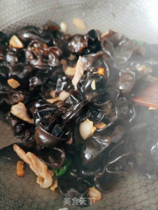 木耳炒肉的做法步调：11