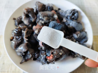 姜爆黑骨鸡的做法步调：1