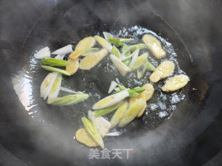 姜爆黑骨鸡的做法步调：5