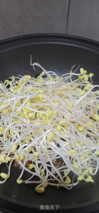肉终炒黄芽菜的做法步调：4