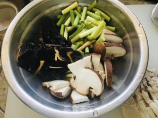 挨卤里的做法步调：1