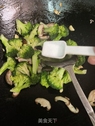 西蓝花炒喷鼻菇的做法步调：7