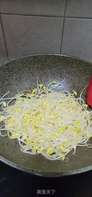肉丝炒黄芽菜韭菜的做法步调：9