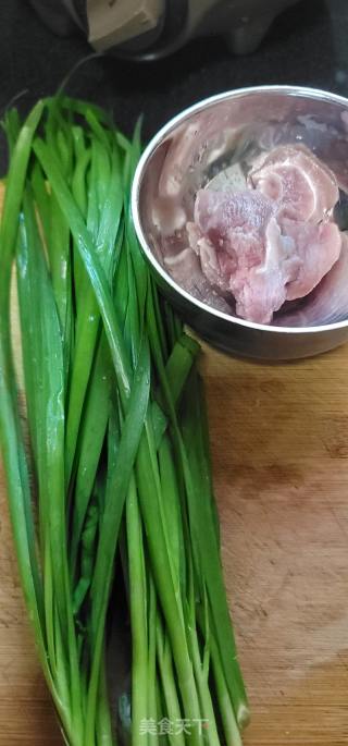 肉丝炒黄芽菜韭菜的做法步调：2
